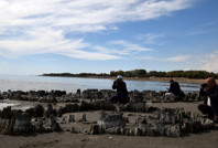 Sular çekildi fotoğrafçılar akın etti: Van Gölü'nde şaşırtan manzara