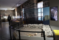 Tarihteki ilk musalla taşının bir parçası Diyarbakır’da sergileniyor