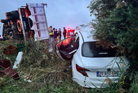 Devrilen kamyonet sürüklenerek karşı şeride geçti: Ölü ve yaralılar var