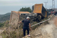 Kum yüklü kamyon kontrolden çıktı: 1 ölü, 1 ağır yaralı