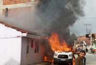 Alevler bir anda yayıldı: Minibüs yandı, iki bina hasar gördü
