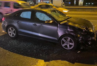 Makas ata ata gidiyordu, motosiklete çarptı