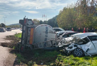 Tanker, park halindeki araçları biçti
