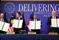 Trump Malezya'da: Ayağının tozuyla ateşkes imzalattı