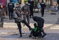 Seçimden sonra Kamerun'da halk sokağa döküldü: Dört ölü