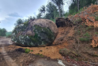 Yamaçtan kopan kaya yolu kapattı