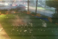 Tonlarca ağırlıktaki çatı yola uçtu