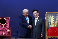 Trump'a krallara layık karşılama: Altın taç, devlet nişanı ve ketçaplı yemek menüsü