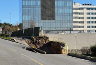 Ümraniye'de yol çöktü