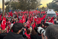 Yurttaşlar 'Mustafa Kemal'in askerleriyiz' sloganıyla Dolmabahçe'den Beşiktaş'a yürüdü