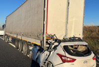 İstanbul'da feci kaza! Otomobil TIR'ın altına girdi: 1 ölü