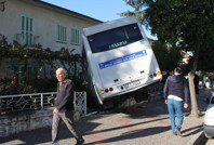 Kontrolü kaybedince minibüs evin bahçesine daldı!