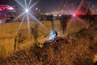 Otomobil kanala düştü, sürücü yara almadı