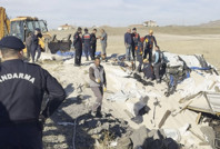 Şarampole devrilen tırın şoförü kum altında hayatını kaybetti