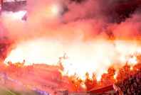 Ajax tribünü alev topuna döndü, hakem maçı durdurdu