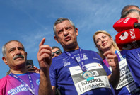 15 kilometre koştu, partililere takıldı