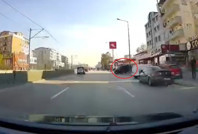 El freni çekilmeyen minibüs bir anda hareket etti, ana yola çıktı