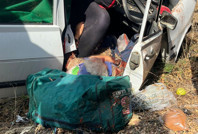 Otomobil yol kenarına uçtu: 1 ölü, 1 ağır yaralı