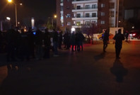 Silahını göstererek bekçileri tehdit etti