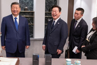 Çin lideri telefon hediye etti, mevkidaşının tepkisi gülüşmelere neden oldu