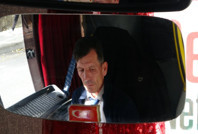 Yaralı köpeği kurtarmak için seferi yarıda bıraktı, ölünce yıkıldı