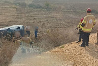 Eşine sürmeyi öğretiyordu… Otomobil şarampole uçtu