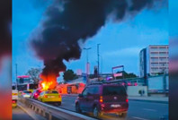 İstanbul'da E-5'e çıkanları şoke eden manzara: Yolun ortasında alev alev yandı