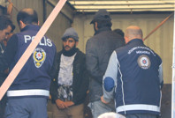 Polis çevirdi, dorseden 11 kaçak çıktı