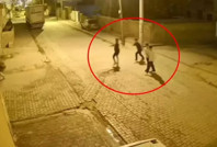 Ev taşlayıp camları kırdılar