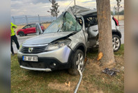 Ağaca çarpan otomobil ikiye bölündü: Genç kadın hayatını kaybetti