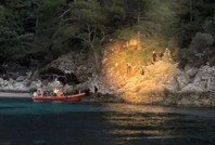 Kayalıkta mahsur kalan 21 göçmen kurtarıldı