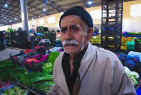 'Ekmek daha pahalı' dedi, türkü söyledi: Yiğit muhtaç olmuş kuru soğana