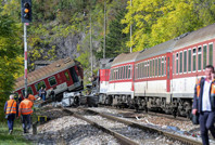 İki tren çarpıştı: Onlarca yaralı var