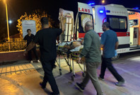 Kavgayı ayırmak isterken, canından oluyordu: Ağır yaralandı