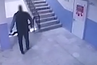 Okul müdürü, otizmli öğrenciyi merdivenlerden itti