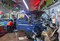 Kamyonet pazar alanına daldı: Ölü ve yaralılar var