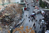 'Kontrollü yıkım' kontrolden çıktı: Araçlar moloz altında kaldı