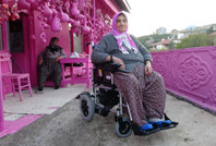 Ruhu pembe, aracı siyah: Isparta'nın Barbie'si hayalinin gerçekleşmesini bekliyor