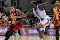 Aslan deplasmanda kükredi