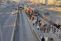 Tekerlekli sandalyeyle metrobüs yoluna düşen yolcu öldü