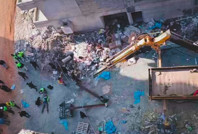 Vinç kırıldı, işçiler 25 metreden yere çakıldı