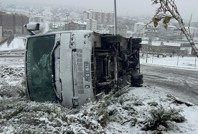 Kaygan yolda facia: Nevşehir’de işçi servisi devrildi, 14 yaralı