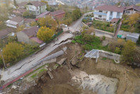 Okul yapımı için kazılan temelin yanından geçen yol çöktü