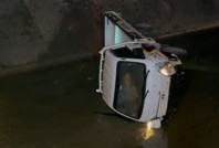 Alkollü sürücü kanala uçtu