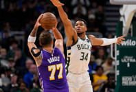 Luka Doncic, Antetokounmpo'nun bileğini büktü: Lakers, Bucks’ı rahat geçti