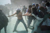 Z Kuşağı sokağa döküldü: Arbede yaşandı