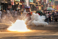 Eski başbakana idam kararı sokakları karıştırdı