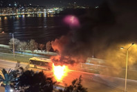 Otobüsün motor kısmı alev aldı, yolcular son anda indi