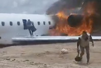 Bakanı taşıyan uçak pistten çıkıp alev aldı