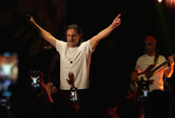 Çelik sahnede talihsiz düşüşünü paylaştı